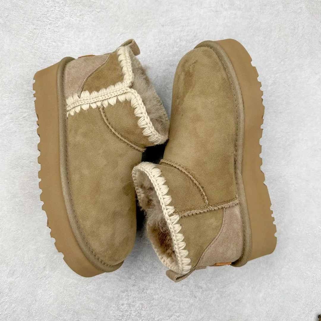 Pick up locally 💰520 UGG 6109G classic wooden buckle autumn and winter sheep fur all-in-one snow boots. All shoes are made from ZP. Longfeng A-grade Australian imported sheep fur all-in-one women's boots. Brand OEM production line. Fully follow the ZP process. Original pattern maker of the OEM. Adhering to the principle of no original shoes and no development selection. Pay attention to every detail. The most authentic version on the market TREADLITE "Light Wing" technology outsole Lightweight/durable/flexible/pile size: 35 36 37 38 39 40 Coding: by2936090